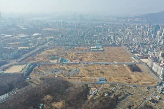 둔촌주공 아파트가 분양가 협상 난항 등 논란 속에서도 착공에 들어갔다. 42개월 내 제때 준공될 지 관심이 모아진다. 사진은 둔촌주공재건축 사업지 전경.<현대건설 제공>